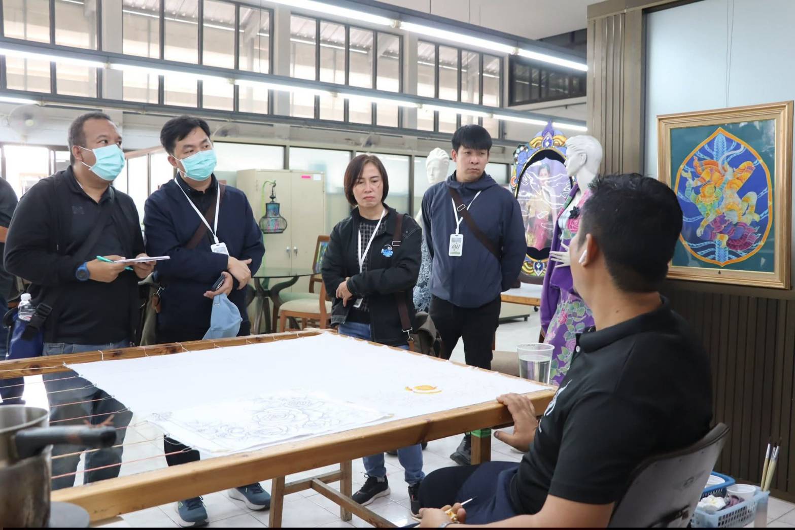 title - นางสาวสิริมา แจ้งกระจ่าง ผู้อำนวยการศูนย์ส่งเสริมและพัฒนาอาชีพเสริมนอกภาคการเกษตร ให้การต้อนรับบุคลากรในโครงการฝึกอบรมเชิงปฏิบัติการ หลักสูตรนักบริหารการชลประทานระดับต้น รุ่นที่ 30 ณ ศูนย์ส่งเสริมและพัฒนาอาชีพเสริมนอกภาคการเกษตร (ศูนย์ศิลปาชีพ บางไทรฯ (เดิม))